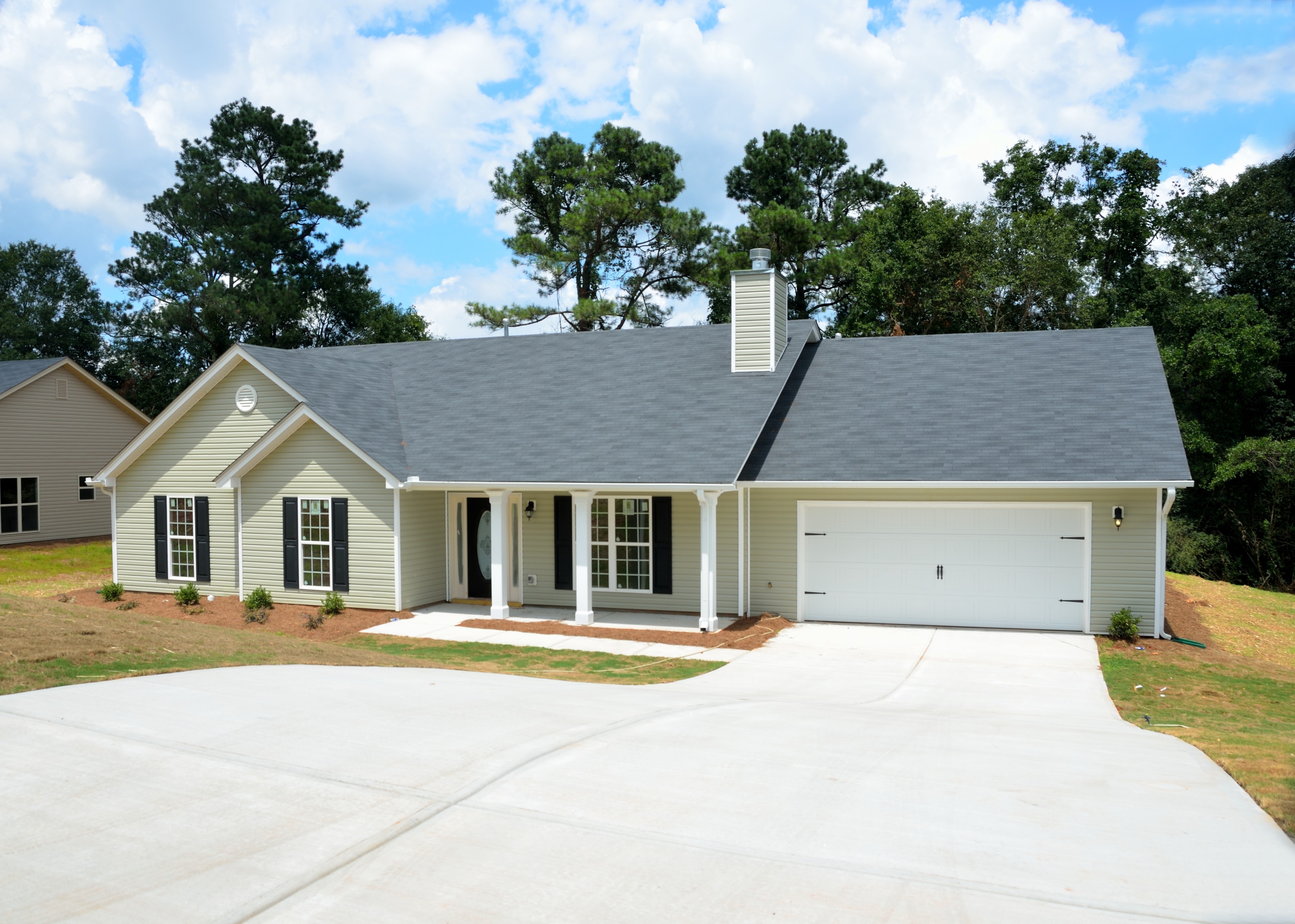 front of home with garage 